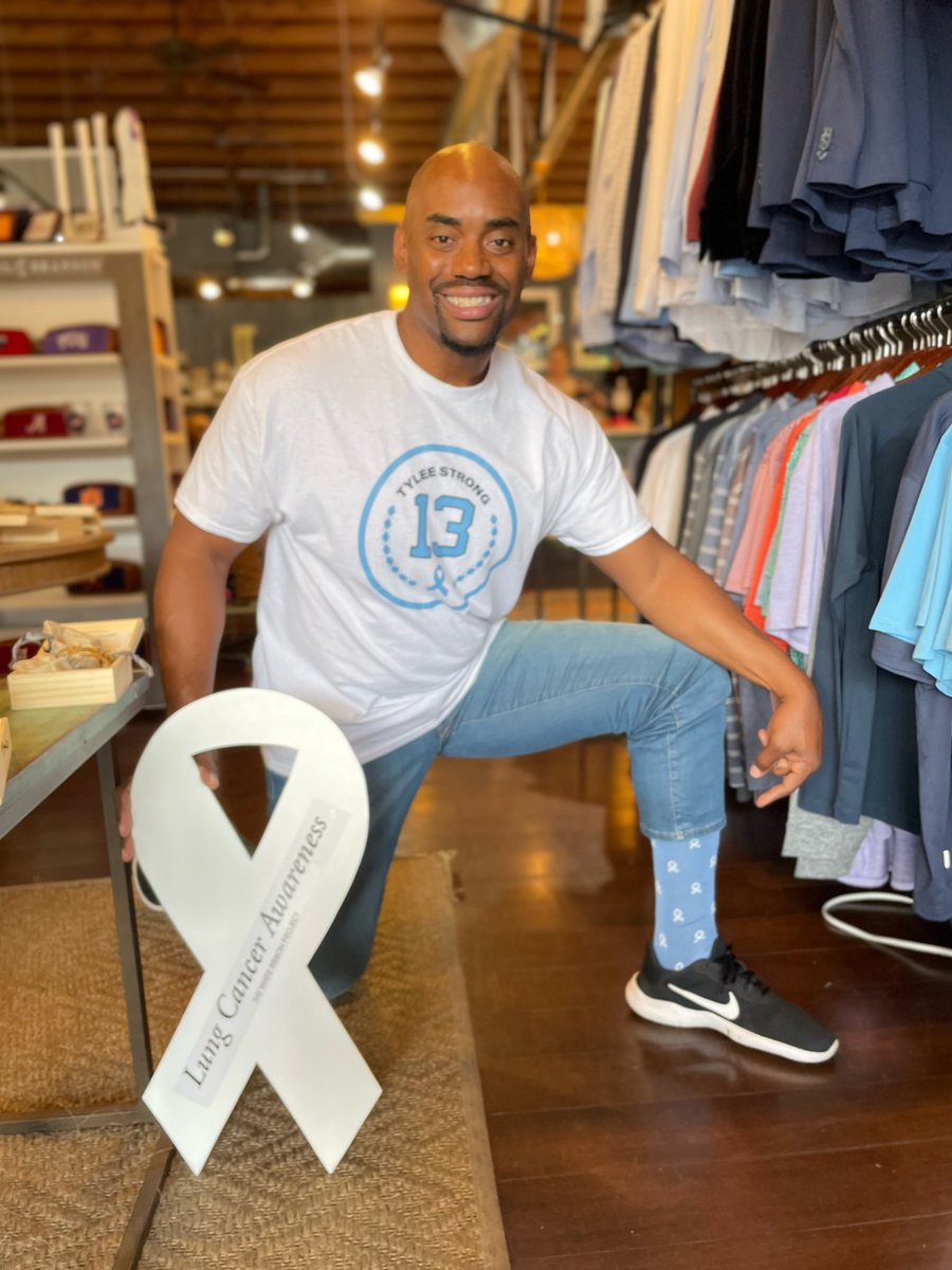 chrisdraft's tweet photo. Looking forward to catching up with @UNCFootball WR @UNC_Lineberger LC survivor @_Ty2trilly next Tuesday. #CarolinaBlueLCSocks #TWRPRibbons #10For10 #changingthefaceoflungcancer #lcsm @CoachMackBrown @KevinDonnalley https://t.co/9zwqdZ6b2w