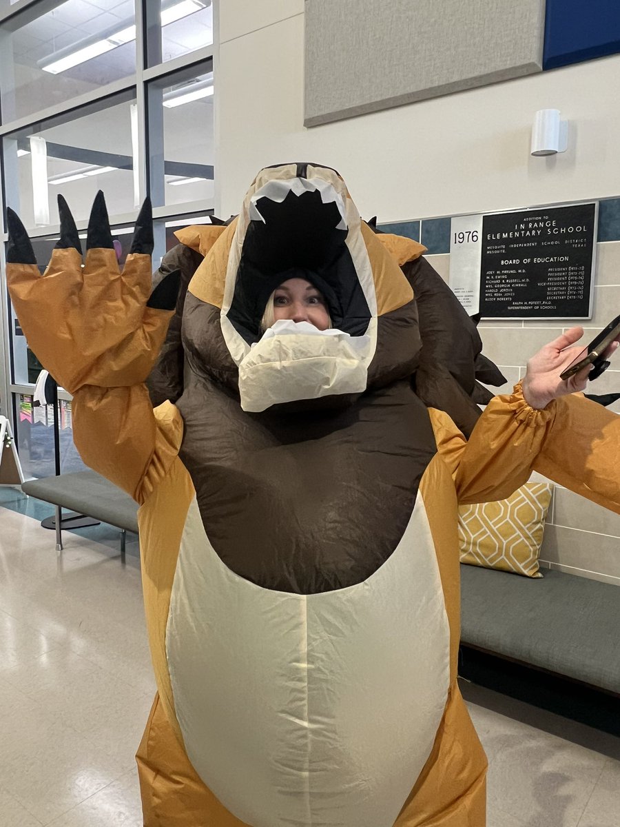 RangeElementary's tweet image. And the winner is…. REVEUR!🐺 Let’s go Wolf Pack! Congratulations to the winning house, jacket winners and Star Teachers! What a great way to end the week! @mesquiteisdtx @ronclarkacademy @RonClark88