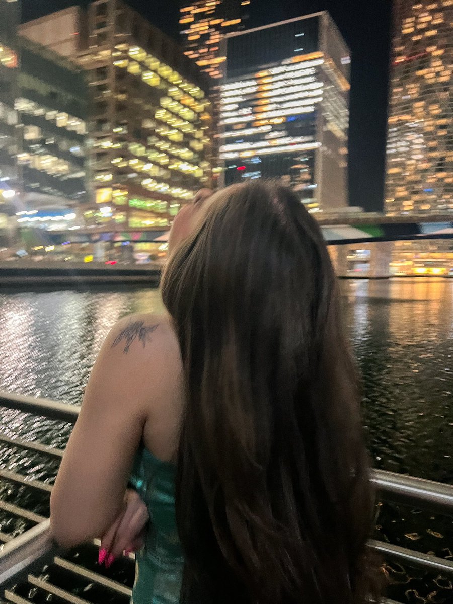 banuuuly's tweet photo. am i in love with ldn? or is ldn in love with me? https://t.co/FKFF8h8c4f