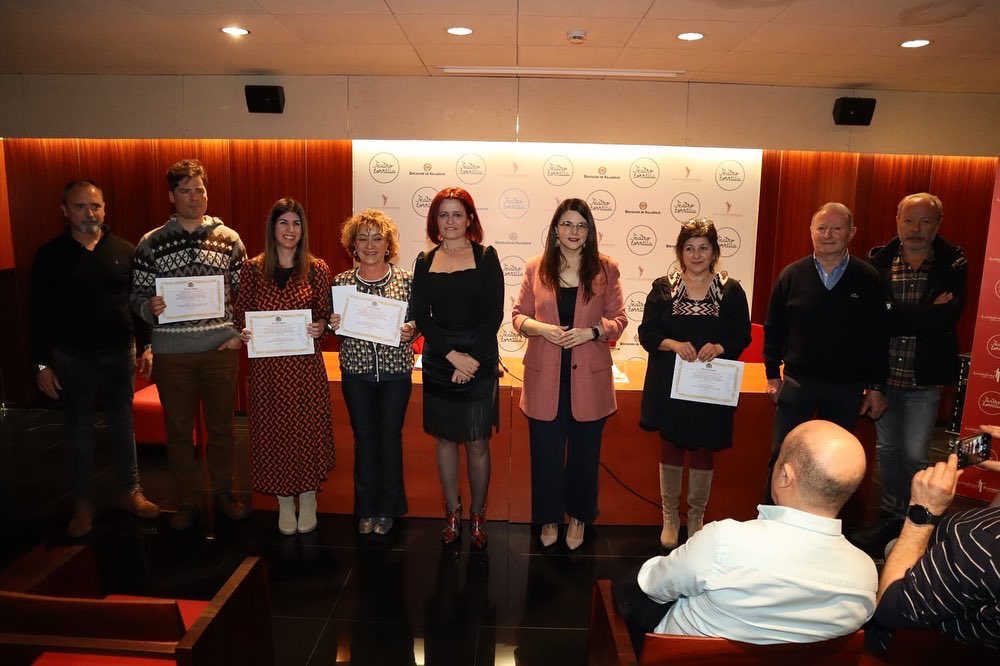 gemagomezolmos's tweet photo. 🏆🎖️Un honor y un auténtico placer, entregar los premios a los ganadores e inaugurar la exposición con las 21 obras finalistas de la II edición del certamen de pintura provincia de Valladolid, que otorgamos desde la Diputación provincial junto a la Unión Artística Vallisoletana. https://t.co/QJlX5fyEd0