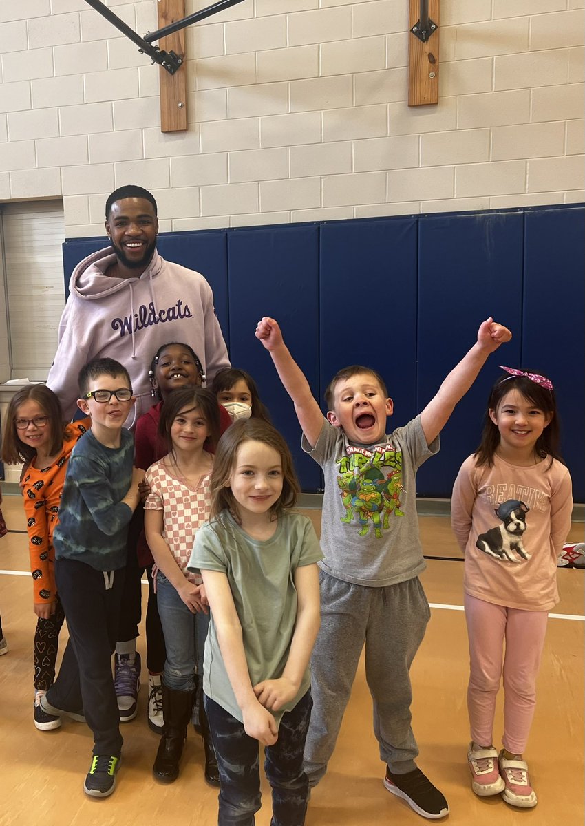desisills3's tweet photo. I had a great time at the Boys and Girls Club of Manhattan today! Even as we approach the postseason, it is important for me to give back to an organization that means so much to Manhattan. Thank you @WildcatNIL for the opportunity. https://t.co/mz3hCdVnzl