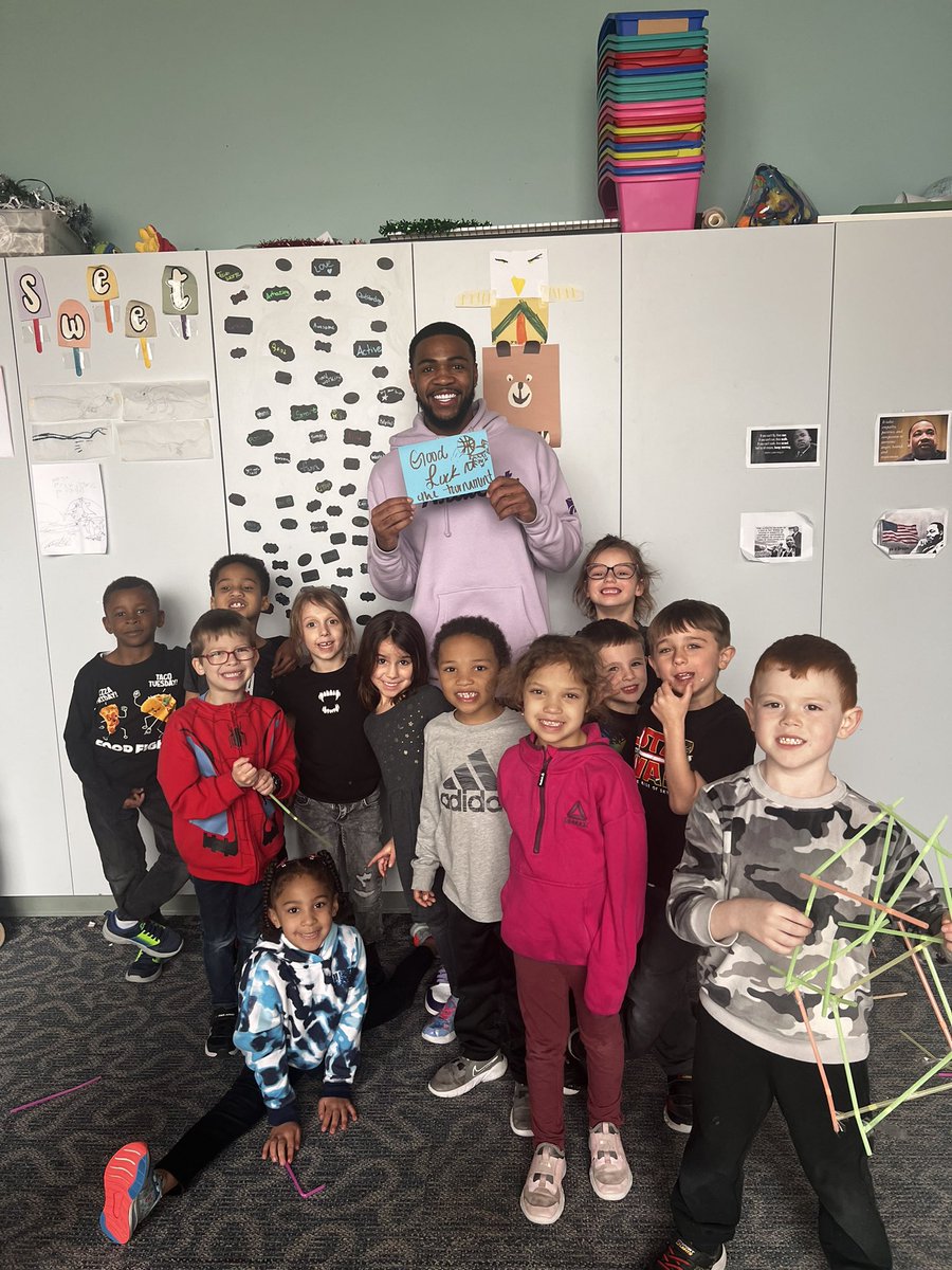 desisills3's tweet photo. I had a great time at the Boys and Girls Club of Manhattan today! Even as we approach the postseason, it is important for me to give back to an organization that means so much to Manhattan. Thank you @WildcatNIL for the opportunity. https://t.co/mz3hCdVnzl