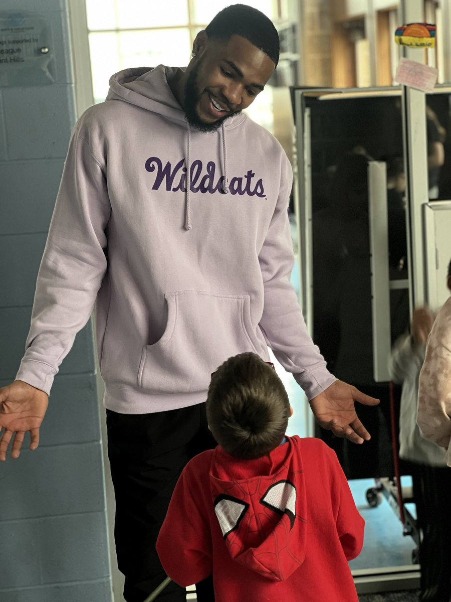 desisills3's tweet photo. I had a great time at the Boys and Girls Club of Manhattan today! Even as we approach the postseason, it is important for me to give back to an organization that means so much to Manhattan. Thank you @WildcatNIL for the opportunity. https://t.co/mz3hCdVnzl