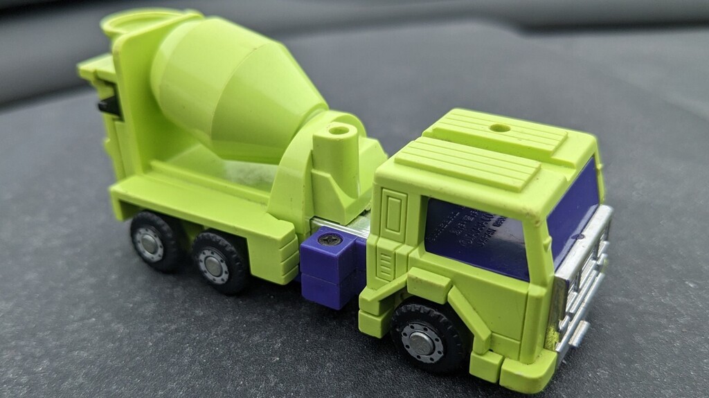 Liking this #G1Transformers Mixmaster I picked up at the #Thriftstore. Adding him to the trade pile for #TFcon

#Transformers #ThriftHaul #Thrift #Decepticon #devastator
