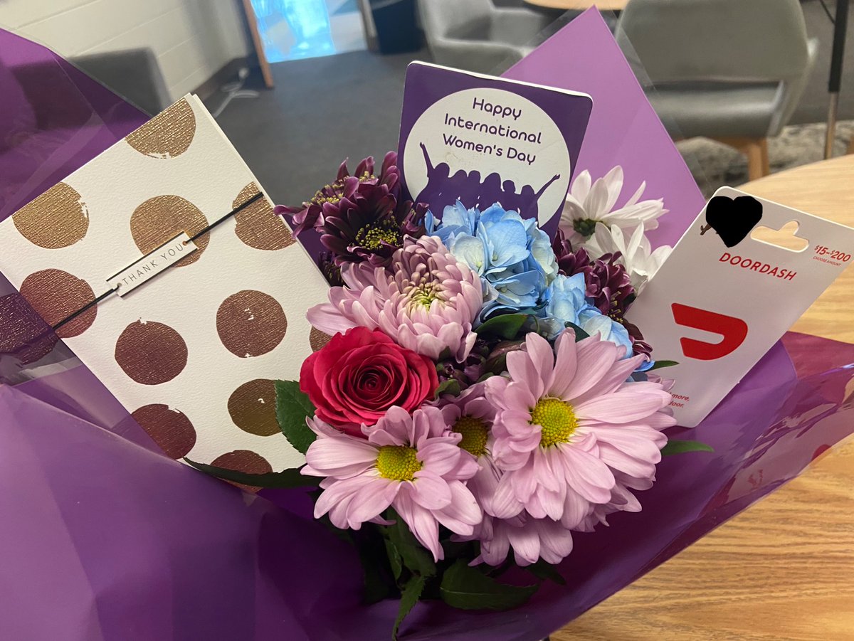 MsLFrazier's tweet photo. Some of my favs’ Flowers, online shopping, sweets and food delivery on someone else’s dime! 🤣 Thank you to everyone who showed myself or any School Social Worker your appreciation this week! @APSBoydES @PrincipalK_APS @AP_Fagan @CounselorLady08 @trinawhite1973 @apssocialworker https://t.co/X3h2JcWmP0