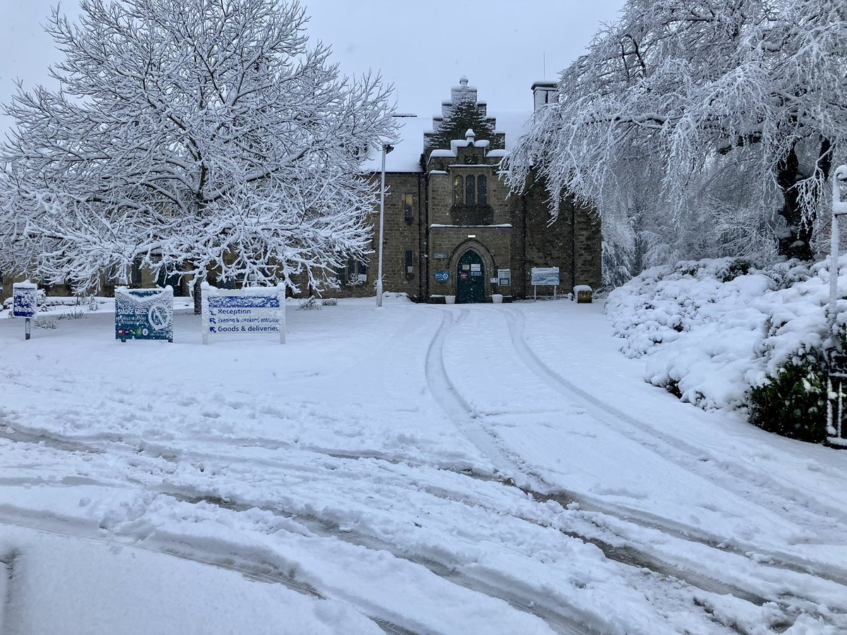 AnneWildgoose's tweet photo. It’s days like these you realise how lucky we are to have an NHS and staff who are dedicated and make every effort to be in work despite the weather conditions! #teamSPARC @SheffieldHosp https://t.co/U4ys1b9rnU