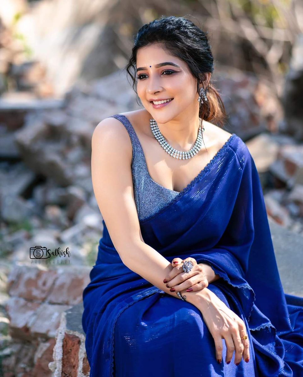 Gorgeous ♥️ #sakshiagarwal #tamilactresshot #bluesaree #smile #trending #photoshootposes #sareelove #sareefashion