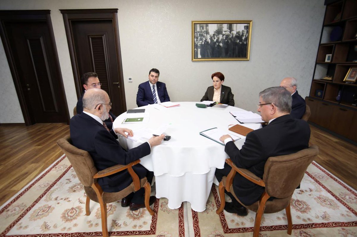 eakalin59's tweet photo. KANDİLİN SÖZCÜSÜ 6LI MASA
👇
CHP, İYİ, SAADET, DEVA, GELECEK,DP, HADEP👇
#AYNISEÇİMSANDIĞINDA 👉#kMAL OY verecekler‼🤔
Ondan Sonra da İYİ Parti ve diğerleri diyecekti biz HADEP ile işbirliği yapmadık‼
HADEP 👉PKK nın arka Bahçesi
Bunlar HALKI SALAK" Zannediyor https://t.co/L9ljcB2aND