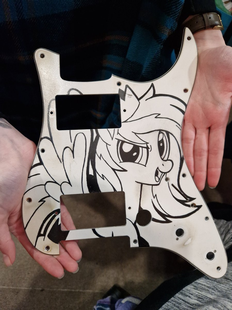 PWhateverer's tweet photo. Oooo would anyone wanna buy THE old plate from my MLP guitar? Lmao https://t.co/eTgrsxM3eR