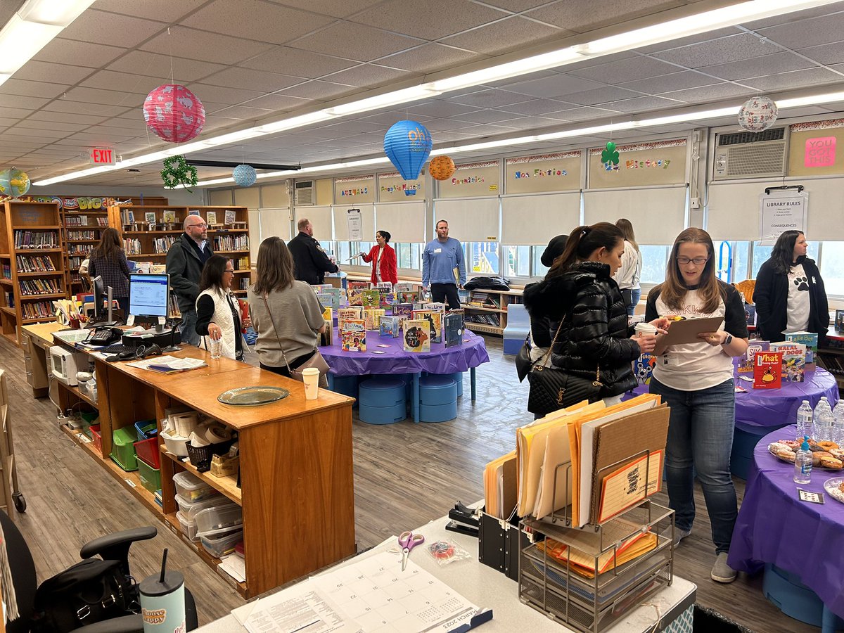 MrsSokhey's tweet image. PARP Guest Reader Day! #elementarylibrarian #okeydokeymrssokhey @parkwaylibem