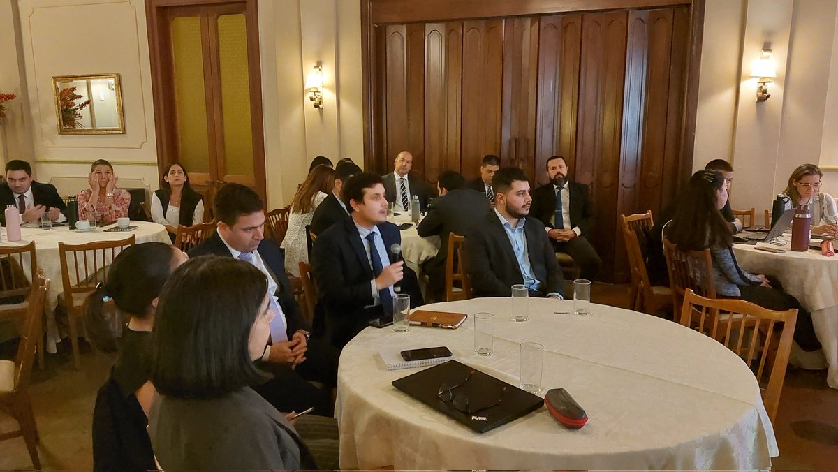 Al término de las presentaciones los participantes respondieron a las consultas de los disertantes internacionales Alejandro Montesdeoca y Farida Paredes.