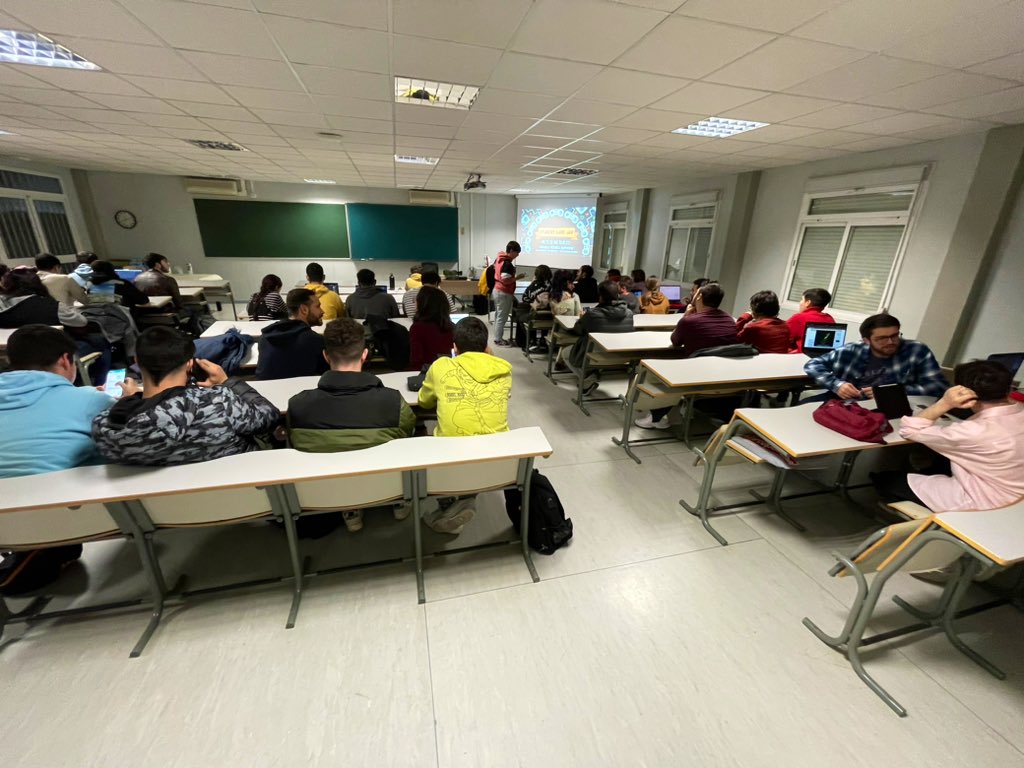 fergunet's tweet photo. Menudo exitazo de asistencia a la #studentgamejam organizada por @DEIITUGR @delegabba juntos con @ETSIIT_UGR y @GranadaGameJam https://t.co/8OQWyYkhXR