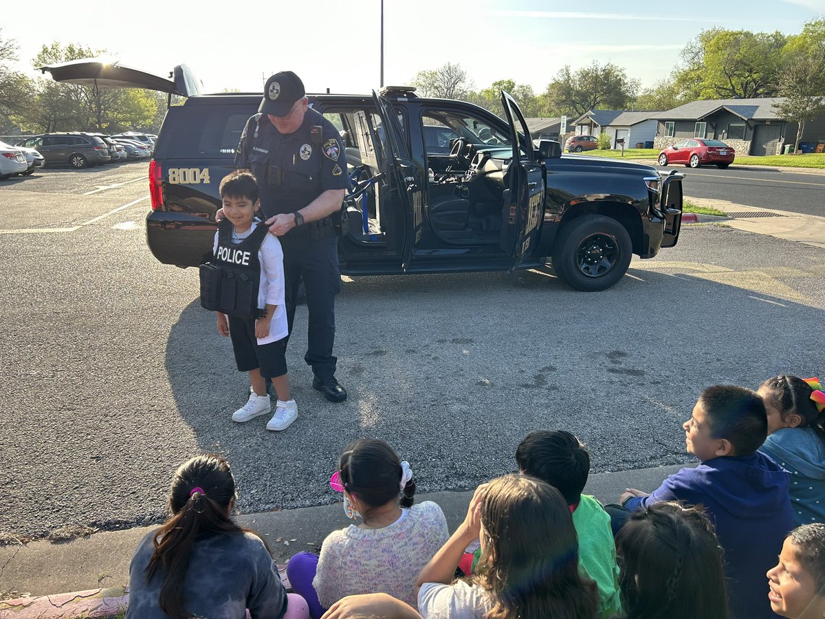 OdomFirst's tweet photo. Career Day thanks to @austinenergy @austinfiredept @AISDPolice @OdomEagles @ShannonSaul1 https://t.co/auvPjKC60U