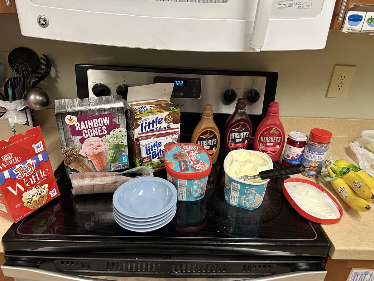 AndersonAutism's tweet photo. The Dellinwood graduates enjoyed make-your-own ice cream sundaes for cooking group after a long day of working at the school. Sweet success! #IceCream #CookingGroup #ASD #Autism #1in44 https://t.co/aQvA1SoOo7