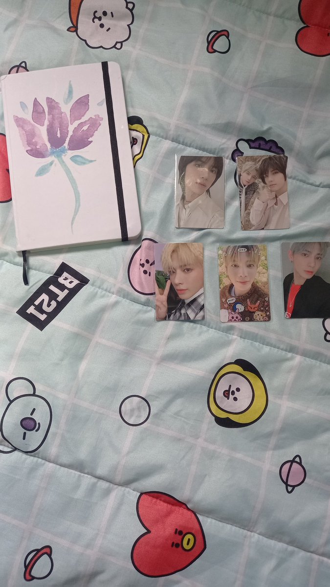 Beonitae's tweet photo. Feedback super positivo para @k_popedia que me vendeu todos esses pcs,e ainda enviou esse lindo caderno 🤧🤧 muito obrigada mais uma vez amg❤️ https://t.co/icH2c8zAZq