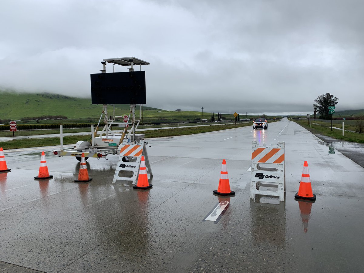 Sagl123's tweet photo. Hwy 180. East bound is closed at Frankwood Ave.  @abc30 https://t.co/CmpdYEHvTJ