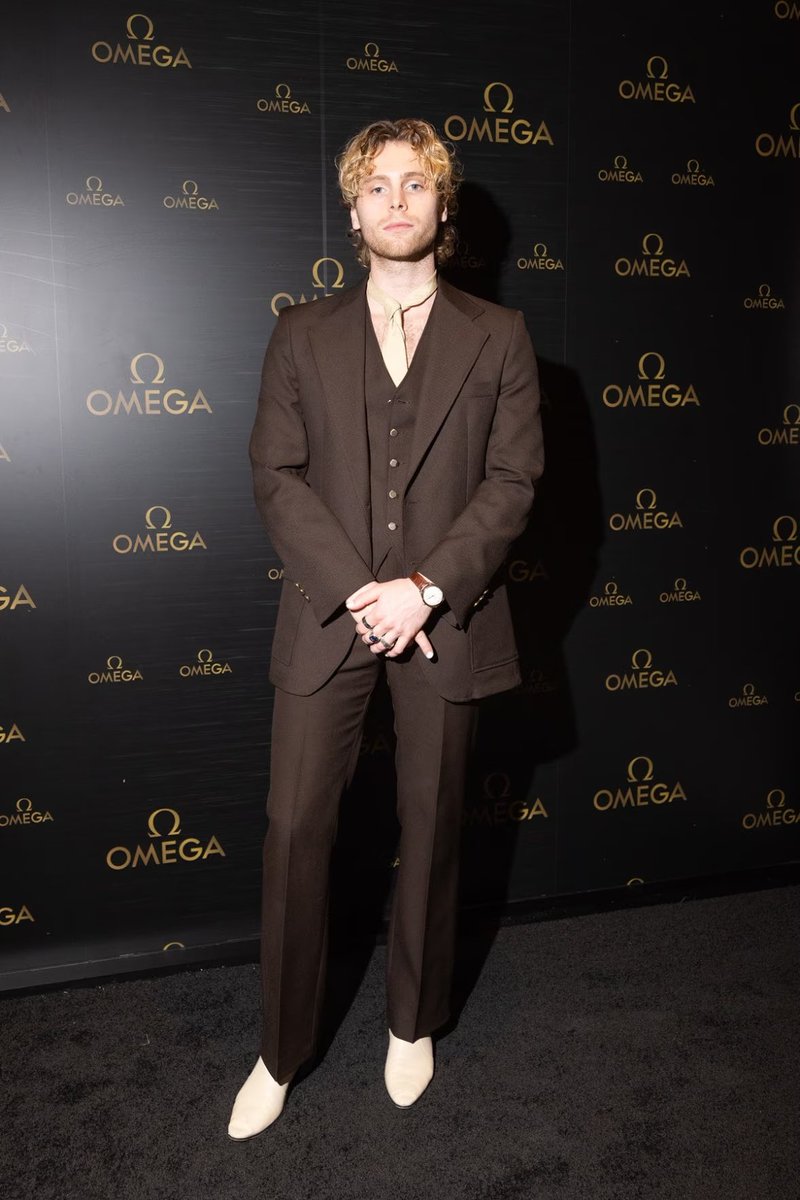 5SOSTURK's tweet photo. Luke, Omega kokteylinden yeni ☁️🌟 https://t.co/4kI88cq8zq