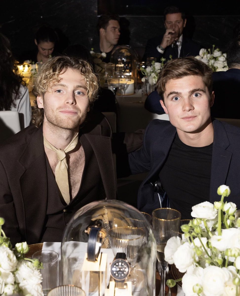 5SOSTURK's tweet photo. Luke, Omega kokteylinden yeni ☁️🌟 https://t.co/4kI88cq8zq