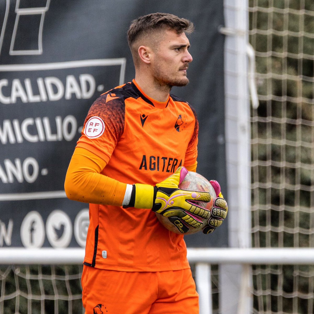 CPglovesES's tweet photo. 🧡🤟🏻
.
.
.
#fran
#cpgloves
#kendra
#rollfinger
#goalkeepergloves
#match https://t.co/kvZpgAZWGw