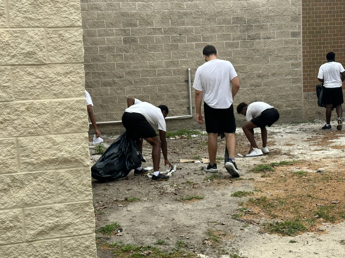 blitzemD's tweet photo. Nothing better than a little Campus Clean up to finish our athletic period before Spring Break starts! #HavePride #BLEEDPURPLE @FootballHumble @HumbleISD_HHS @HumbleISD_Ath https://t.co/yPitrQcGDE