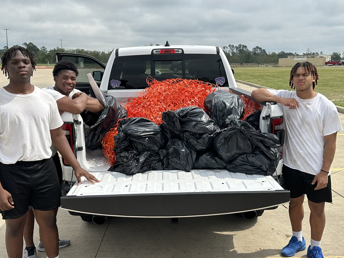 blitzemD's tweet photo. Nothing better than a little Campus Clean up to finish our athletic period before Spring Break starts! #HavePride #BLEEDPURPLE @FootballHumble @HumbleISD_HHS @HumbleISD_Ath https://t.co/yPitrQcGDE