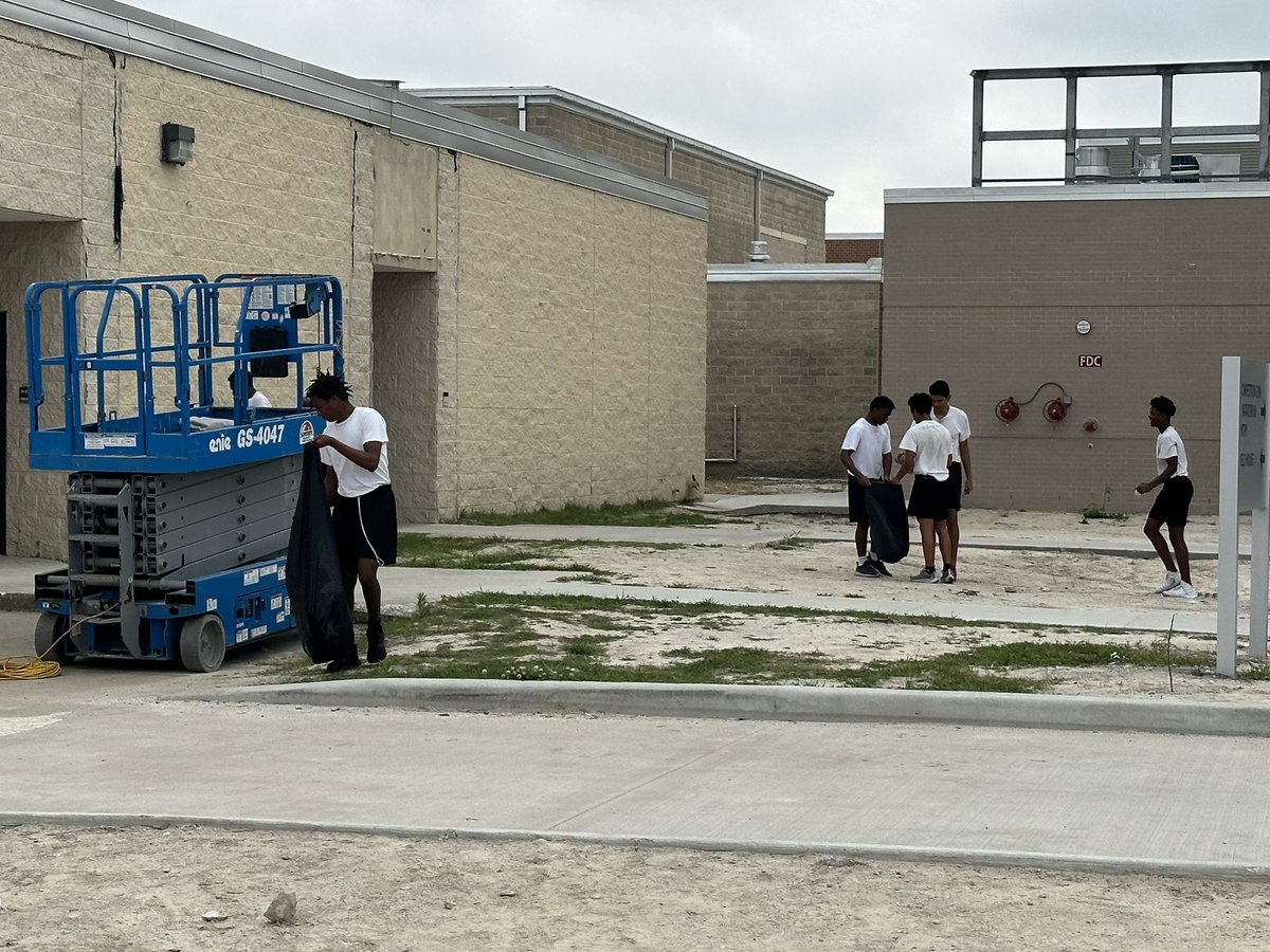 blitzemD's tweet photo. Nothing better than a little Campus Clean up to finish our athletic period before Spring Break starts! #HavePride #BLEEDPURPLE @FootballHumble @HumbleISD_HHS @HumbleISD_Ath https://t.co/yPitrQcGDE