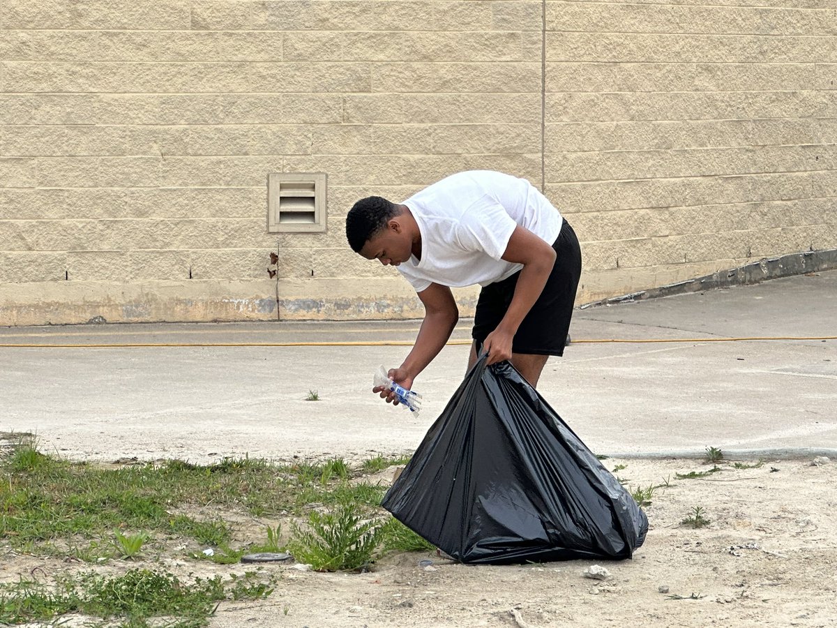 blitzemD's tweet photo. Nothing better than a little Campus Clean up to finish our athletic period before Spring Break starts! #HavePride #BLEEDPURPLE @FootballHumble @HumbleISD_HHS @HumbleISD_Ath https://t.co/yPitrQcGDE