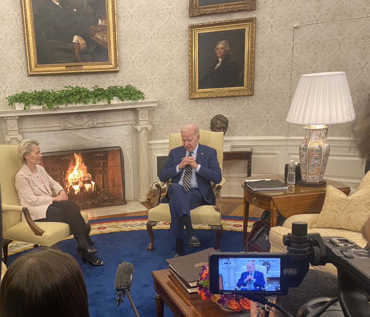 StefanieBolzen's tweet photo. ‘I want to thank you for your leadership on the #WindsorFramework’ &amp; to ‘protect the hard earned peace‘ &amp; the Good Friday Agreement. ‘Many Americans feel strongly about that‘ @POTUS tells @vonderleyen in the Oval Office #Brexit https://t.co/fJwIX2VDS5