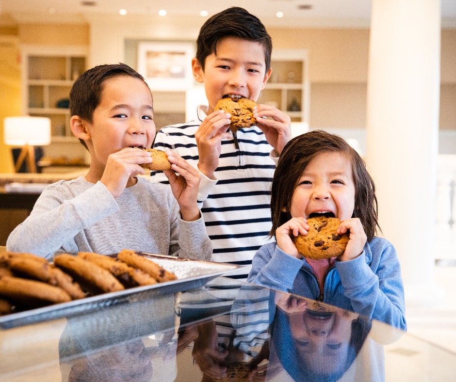 Making your arrival even more sweet! 🍪 Friday night cookies are baked fresh in-house, and make for a delicious way to kick off your weekend.

#FridayFeeling #WarmWelcome #FridayNights #WeekendStartsNow