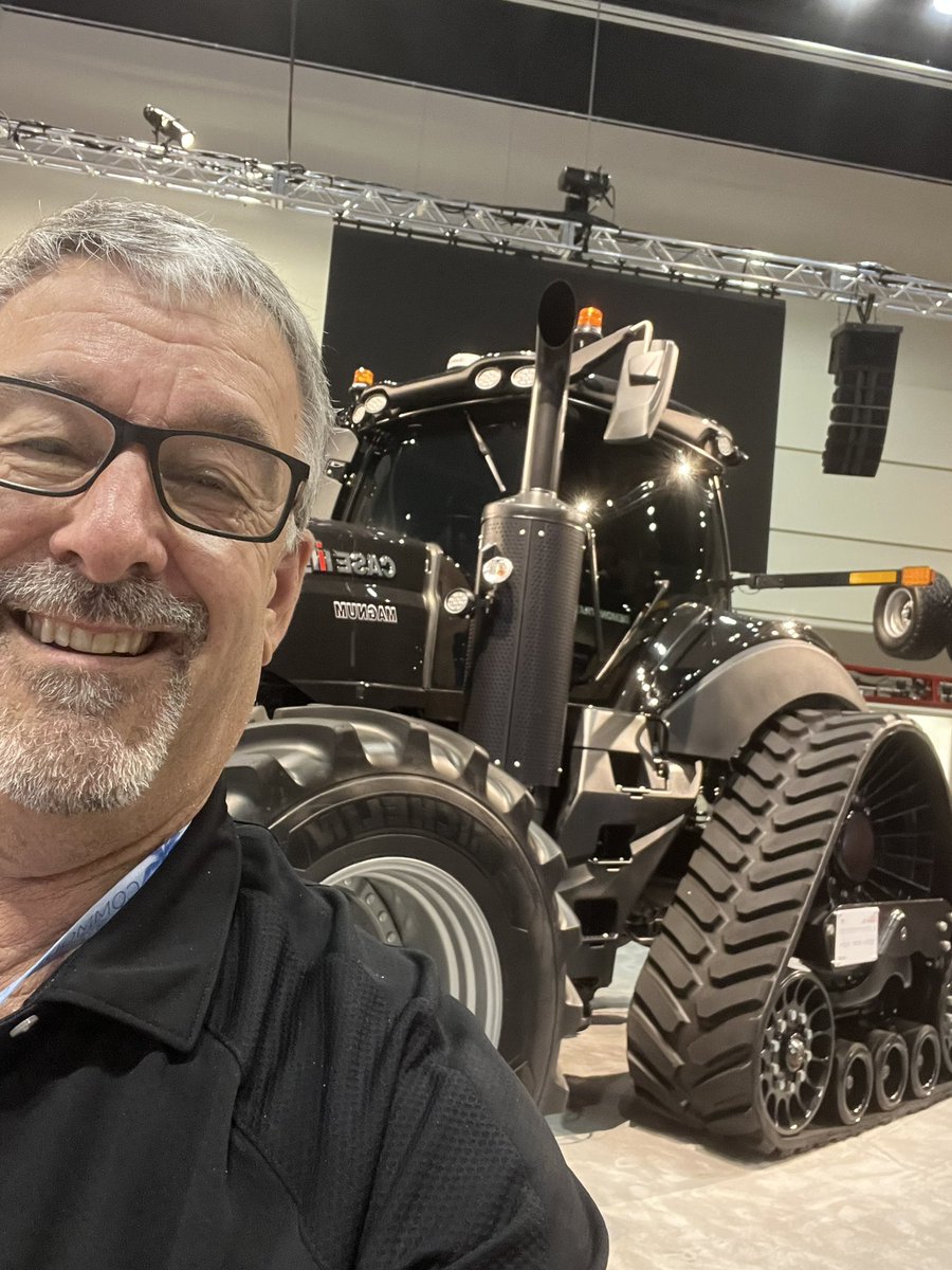 Its hard to deny……..that’s a sexy Tractor even for a <a href="/JohnDeere/">John Deere USA</a> guy 🤷🏼‍♂️