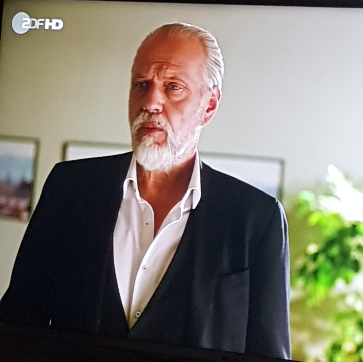 FcbJens2's tweet photo. Der junge Mann hat ganz schön abgenommen.
#Kremp #DerAlte #ZDF https://t.co/CtqQxKyqoR