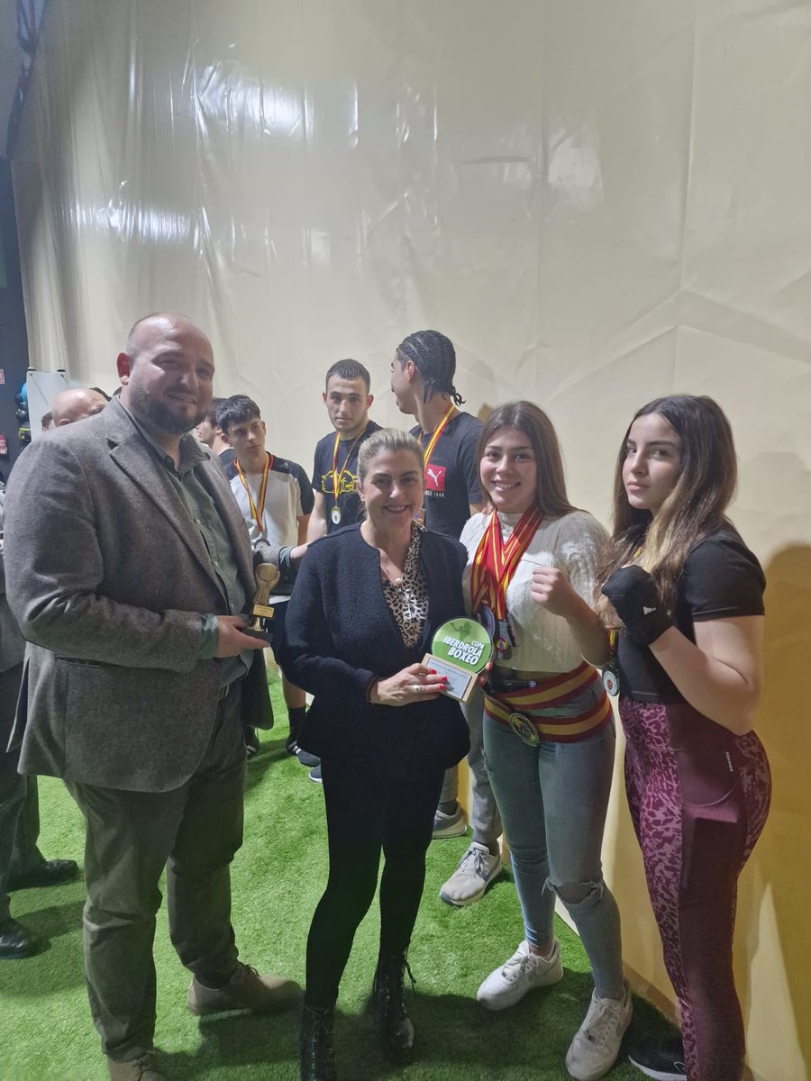Manolo_Torres_'s tweet photo. Junto a @pcfernandez1968 y @carminafs, nos hemos reunido con Nayara Arroyo, Bicampeona de España de Boxeo. Los deportistas locales con reconocimientos nacionales, son el mejor ejemplo para las futuras generaciones de Cartagena.
#LiderandoElProgreso #CartagenaLaRazón https://t.co/o86NQm1HE9
