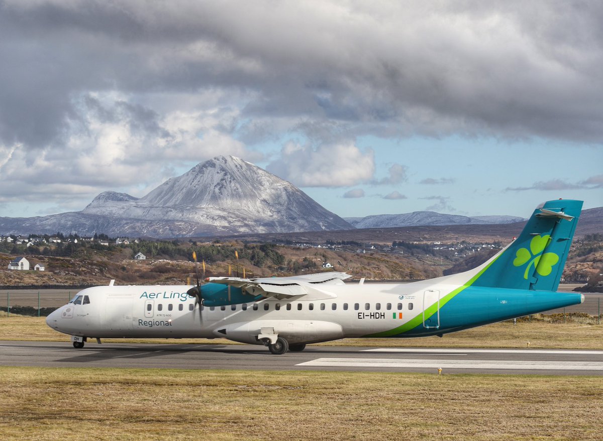 wildswimmer67's tweet photo. Moments today at Donegal Airport and Errigal today in #DonegallabouttheLight @DonegalA @AerLingus @DonegalWeatherC @govisitdonegal @Donegal_ie @idonegal_ @visit_donegal #emeraldairlines @donegaldiaspora @errigalcam #airport #Airplane #donegsl #iteland @DonegalLiveNews https://t.co/tR9pEHyxXe