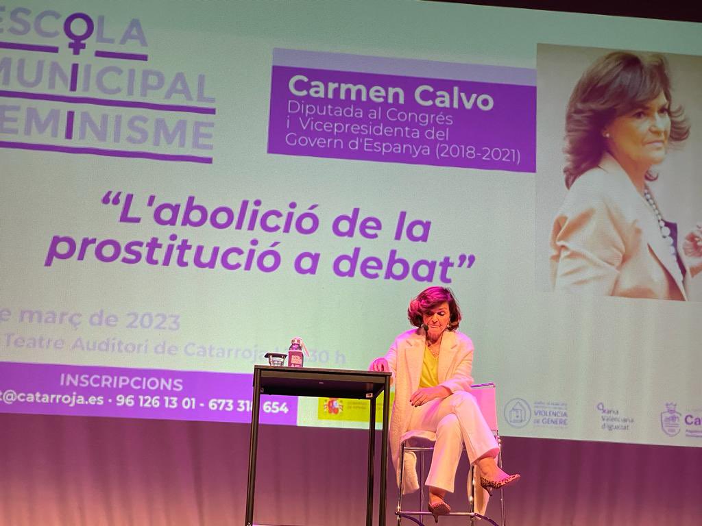 carmencalvo_'s tweet photo. Muchas compañeras y compañeros esta tarde en Catarroja en la Escola Municipal de Feminisme. No existe el derecho a comprar los cuerpos de las mujeres. Por eso el feminismo es abolicionista, porque hablamos de Derechos Humanos y los Derechos Humanos no son mercancías. https://t.co/ycQ9Vq45AP