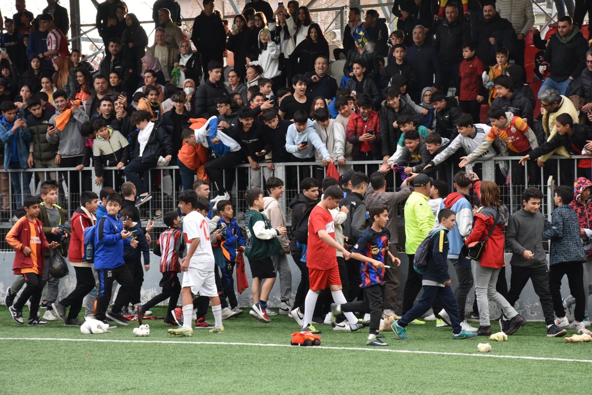 Arda Turan, Marmaris'te deprem bölgesinden gelen çocuklarla gösteri maçına çıktı.