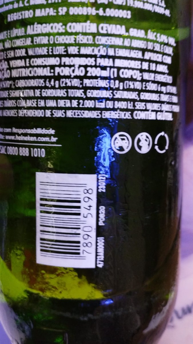 Leeleko's tweet photo. @Heineken and @heinekenbr, yesterday, after drinking an entire cup, my dad found this hardened silicone-like structure inside on of your bottles in Aracaju, Brazil. Could you care to explain what this is? Should we be worried? Is this dangerous? #Heineken #Healthhazard https://t.co/k4CginDKOX