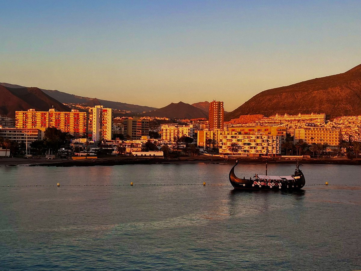 Levantamos el ancla y nos embarcamos a una nueva aventura mientras que #Tenerife se cobija con sol y calma.    #Canarias 
#FridayFeeling #FinsUp #LoBuenoSePoneMejor