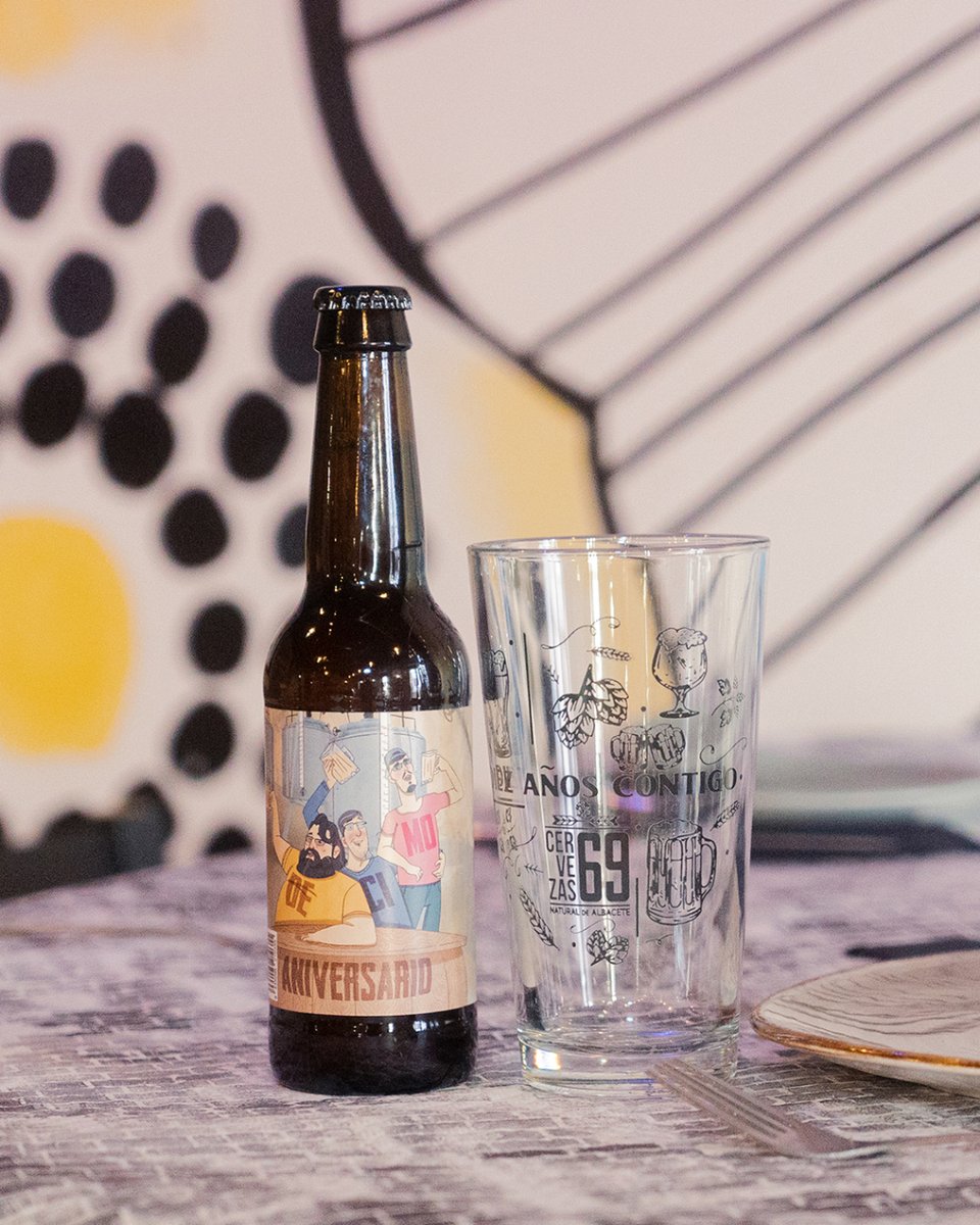 ¿Aún no has probado nuestra Cerveza del 10º Aniversario? 😎🍺Pásate por tu #craftbeerbar favorito y cuéntanos tu opinión 😁 ¡Feliz viernes!👏🏼👏🏼#craftbeer #albacete #cerveza #cervezaartesanal #cervezas69 #findesemana #viernes #beertime