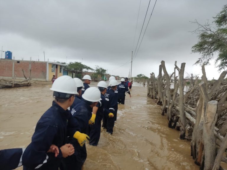 #Perú Militares ayudan en tareas de rescate luego de inundaciones en Lambayeque #lavozdeperu

lavozdeperu.com/peru-militares…