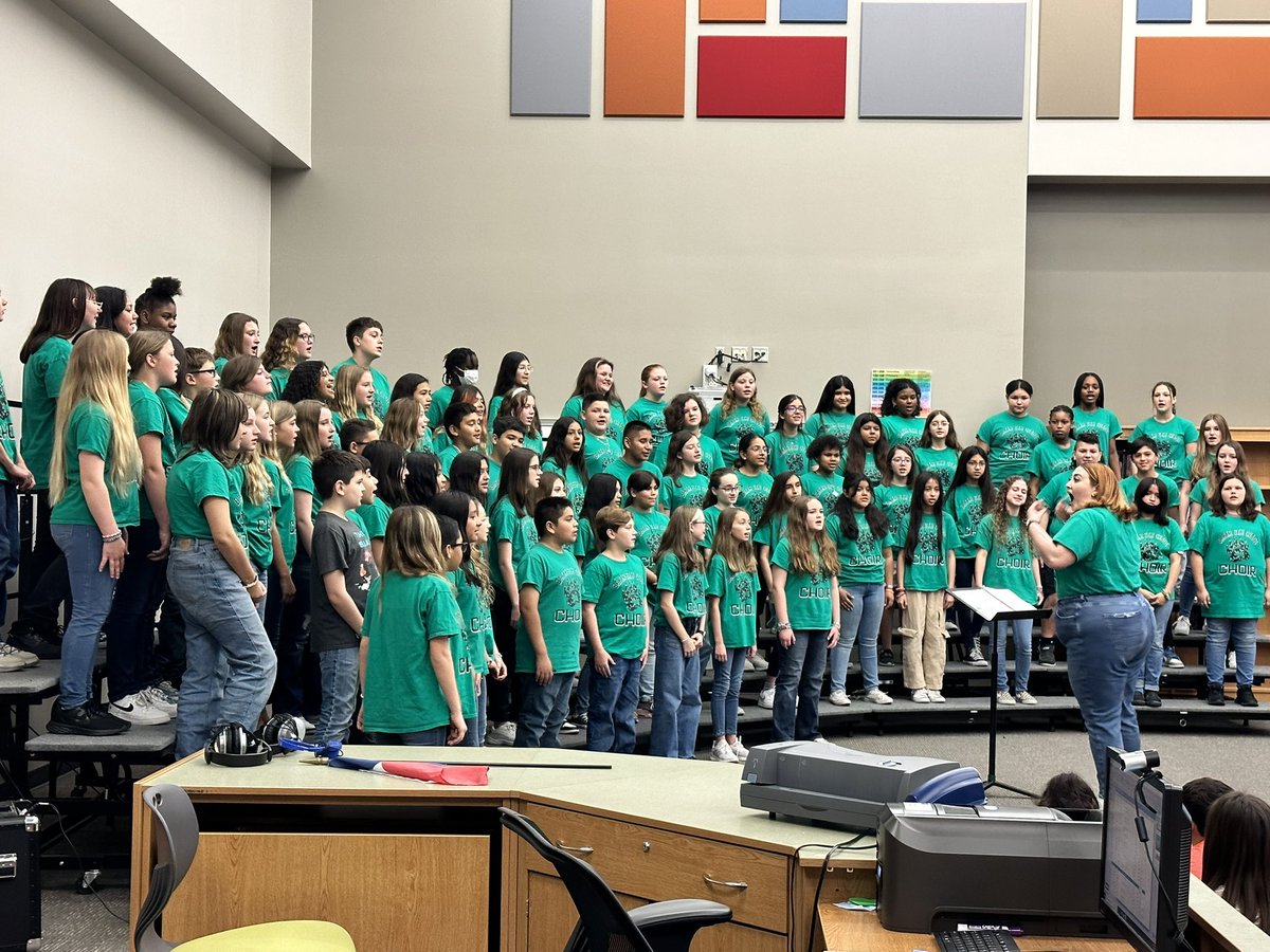 LP_ShelbyMiller's tweet photo. Thanks Baker for having us! Our Hawks enjoyed watching the different fine arts perform & we loved seeing former Hawks 💙💚 #AdventureAwaits #LPGreatThings https://t.co/65rQOngva6