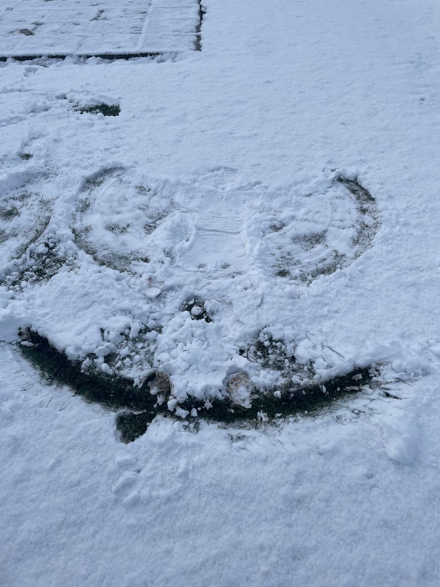 Miss_N_Murphy's tweet photo. One of my favourite mornings in work so far ⛄️❄️❤️ #SnowDay #SnowballFight  #GoodWhileItLasted https://t.co/qk43PxqZZ5