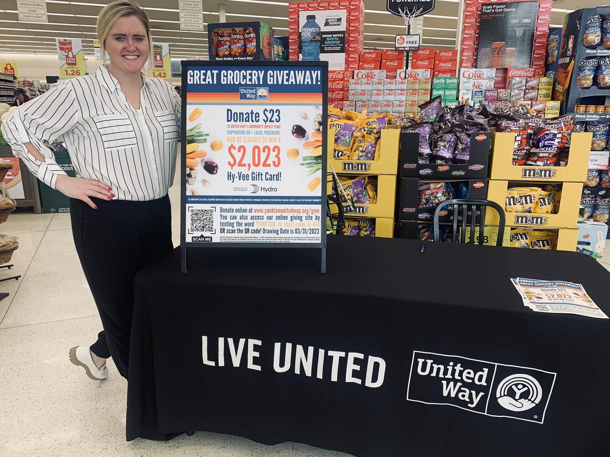 UWYankton's tweet photo. It’s High-Five Friday at Yankton HyVee! Swing by, say hello to Betsy &amp; Tom, and make your donation to be entered into our 2023 GREAT GROCERY GIVEAWAY!! 
❤️💛💙Learn more at https://t.co/CcX25Dv4WT #UnitedWeRise #LiveUnited https://t.co/lcXu2Yf2a9