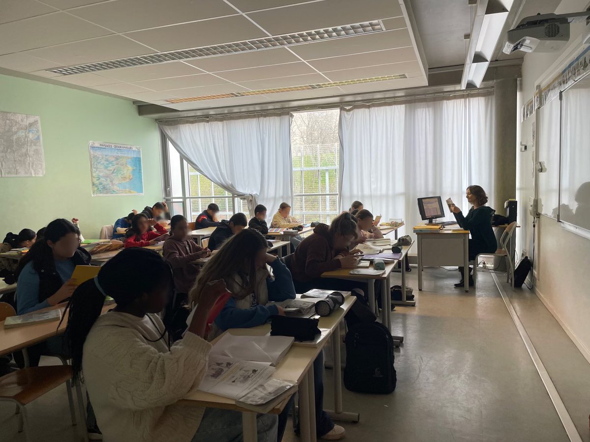 Ce matin le collège a participé à #10marsjelis . Pendant une dizaine de minutes voire plus,  les élèves comme les adultes ont pris le temps de pratiquer l’activité la plus enrichissante, rassurante, stimulante… : la lecture