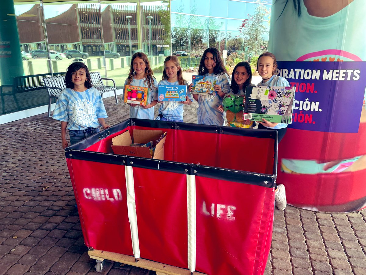 FveStuCo's tweet photo. Student council started their spring break by dropping toys off at @childrenshealth in Plano from the most recent PIF day earnings. https://t.co/NUK1sFZW9e