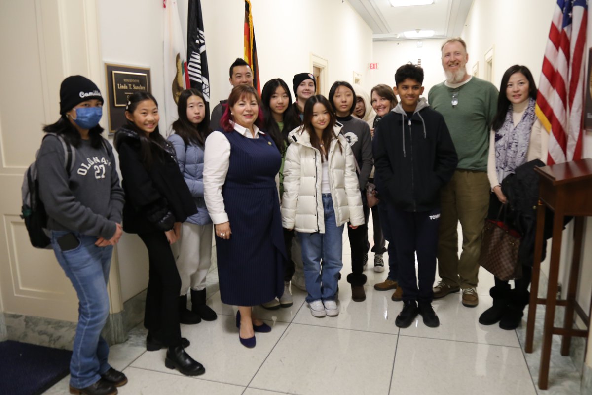 When I'm in DC, one of my favorite things to do is welcome young visitors to our nation's Capitol.

Yesterday, I had the pleasure of meeting middle school students from Southern California—including a few from #RowlandHeights.

Have a great trip, and safe travels back home!