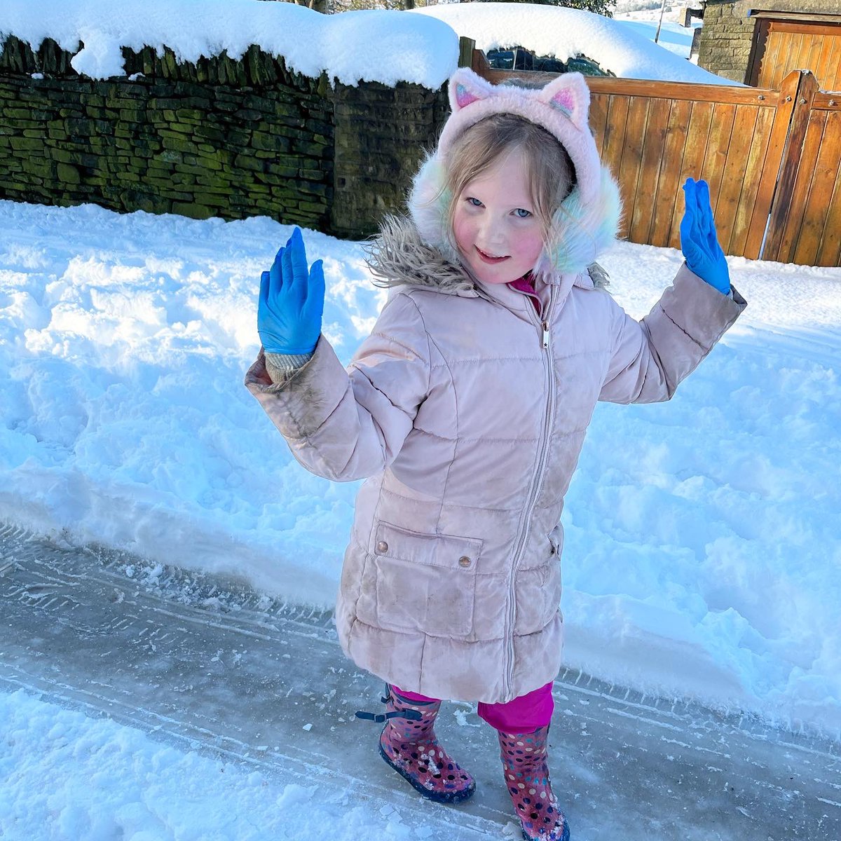 LauraEMackley's tweet photo. @yr4melthamce @yr1melthamce C &amp; P had fun in the snow today ❄️🛷🥶🌨️☃️ https://t.co/TwZE03aPfi