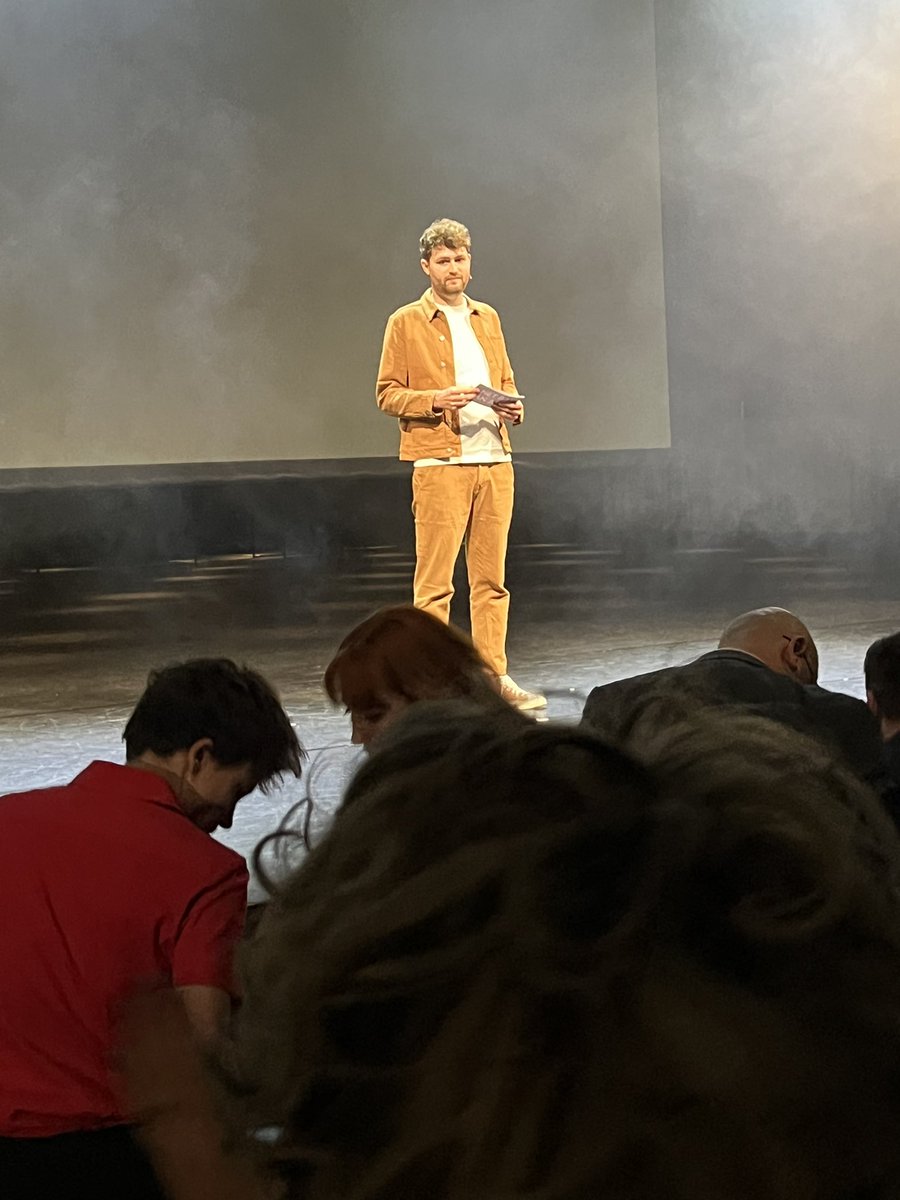 Pim Lammers leest zijn gedicht voor op het Boekenbak. Krijgt staande ovatie bij opkomst. <a href="/cpnb/">Stichting CPNB</a>
