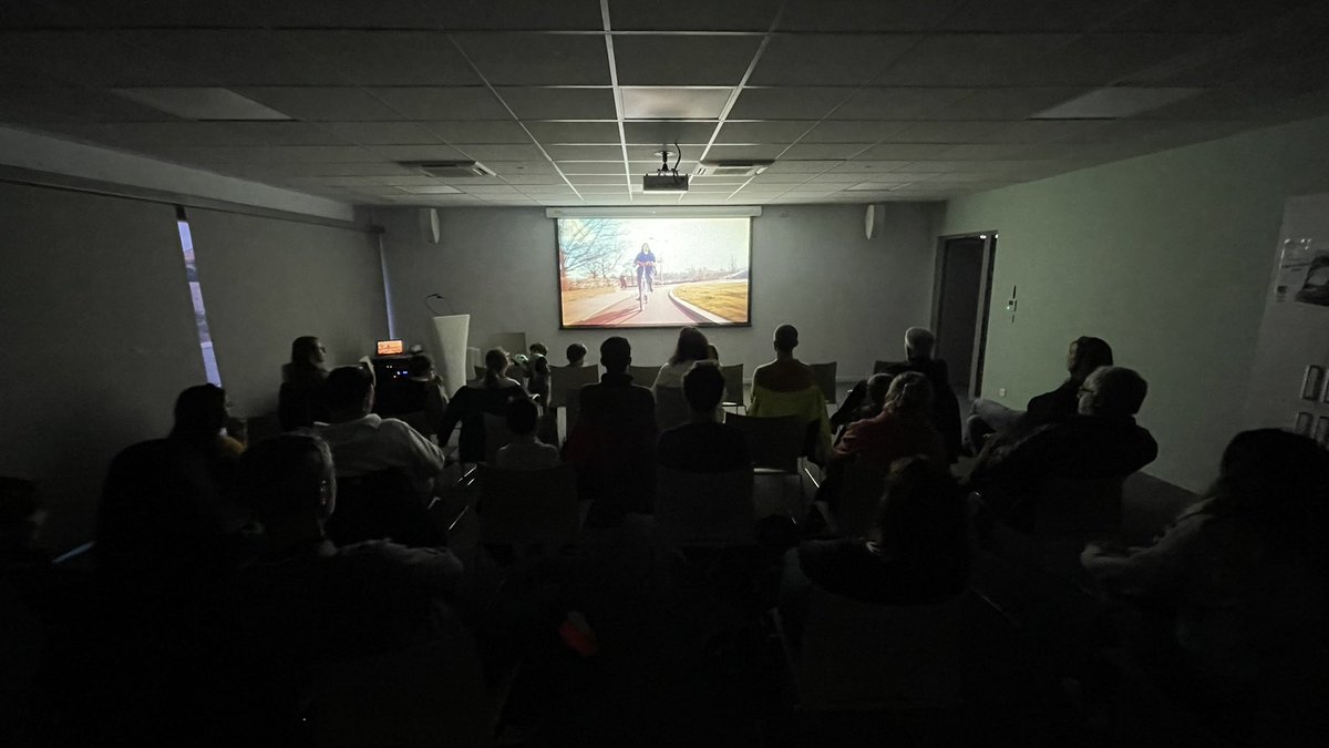 maxime_denis's tweet photo. Soirée 💯#velo à Vendargues : balade sur les aménagements (bons et moins bons - voir fil ⬇️) diffusion du film 🍿#whywecycle et échanges avec @GuyLauret très constructifs. @Montpellier3m @VelociteMtp une 🏙️ qui fait sa mutation avec l’ambition rendre la rue aux enfants 😍 https://t.co/QOn0fnAJRo