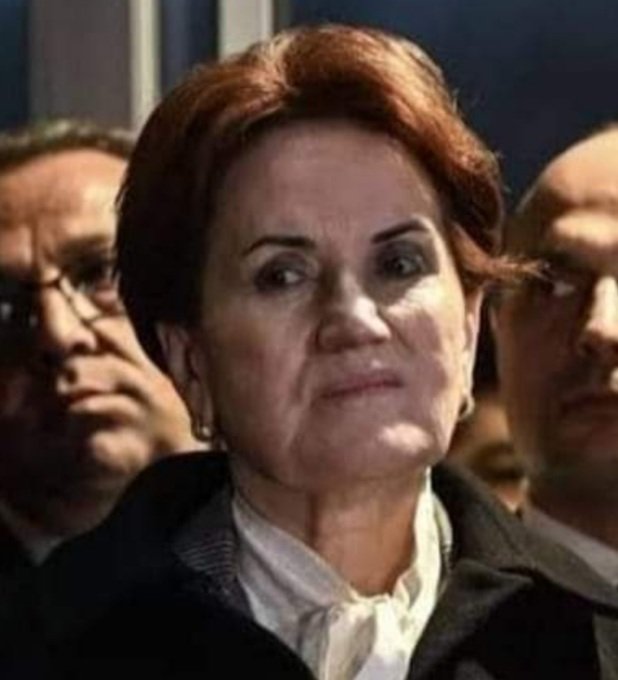 Meral akşener kendisıne güvenip cumhurbaşkanı adayı 
Olmadı iyi parti de aday olacak adam bulamadı 
Çaresiz kalınca  c.h.p.den iki belediye başkanı buldu onlarda Akşenere yaren olmadılar 
DÜNİYADA BİR İLK KENDISINE VE KURDUĞU TEŞKİLATA
GÜVENMEYEN  TEK LİDER
MERAL KŞENER