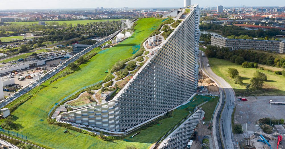 I was always so inspired by the waste-to-energy plant by <a href="/BjarkeIngels/">BjarkeIngels</a>. How can nature be integrated with industry? 🌿🏭

#architecture  

youtube.com/watch?v=gRr6_b…
